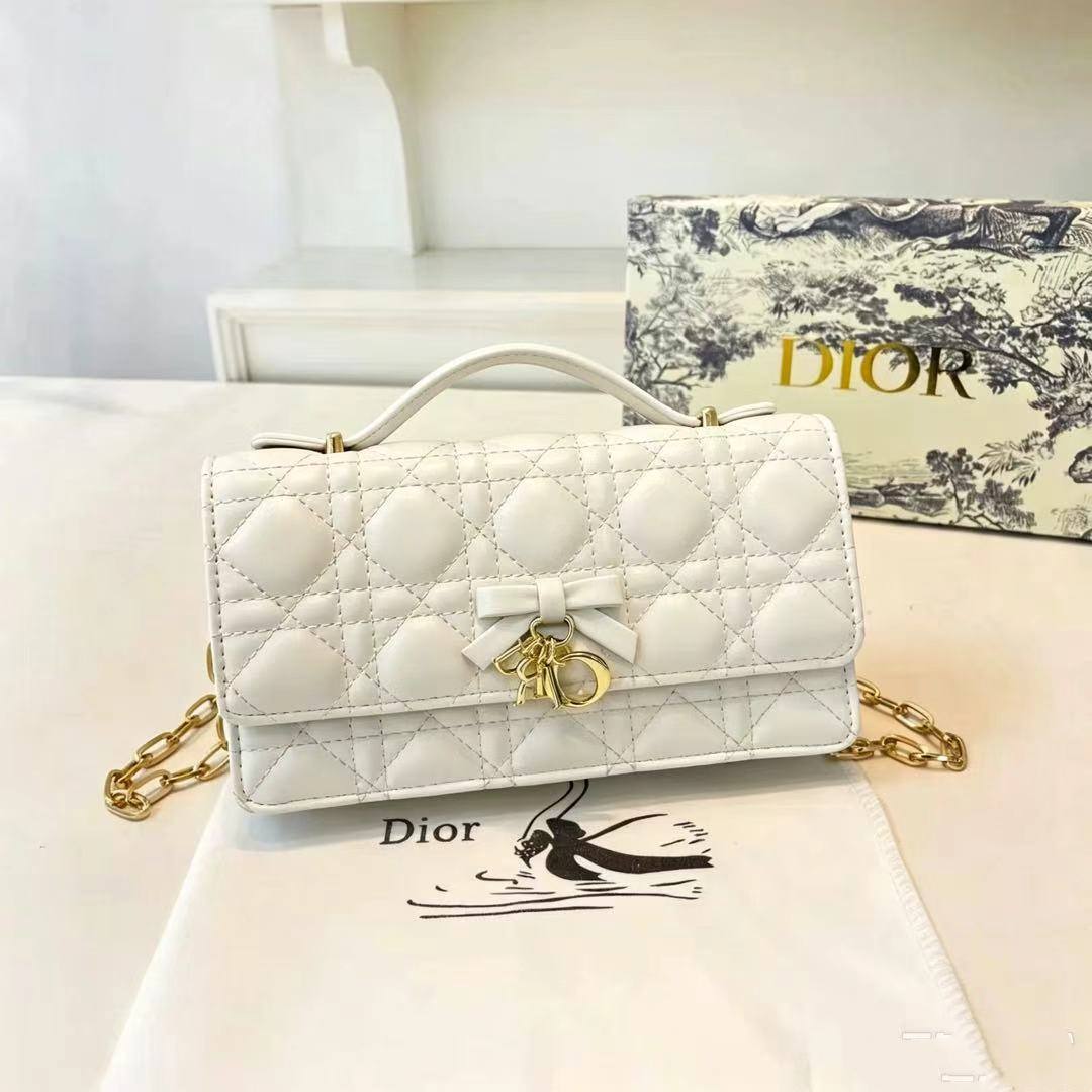 Dior
105 dhs🇦🇪🇦🇪

with box

size 21×12×7cm

Zain42
♥️♥️♥️