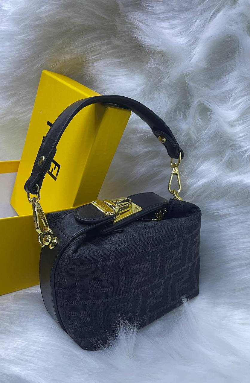 Fendi

85 dhs✅ 

with box
🎁🎁🎁

Zain72
♥️♥️♥️