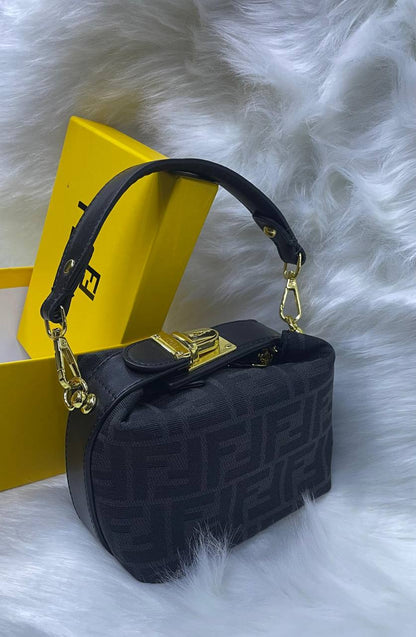 Fendi

85 dhs✅ 

with box
🎁🎁🎁

Zain72
♥️♥️♥️