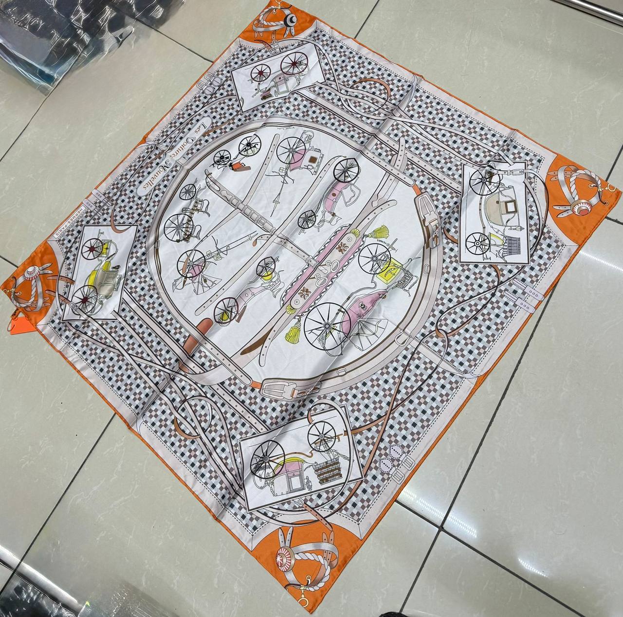 Silk square scarf 
40 dhs🪙💚

Zain93
♥️♥️♥️