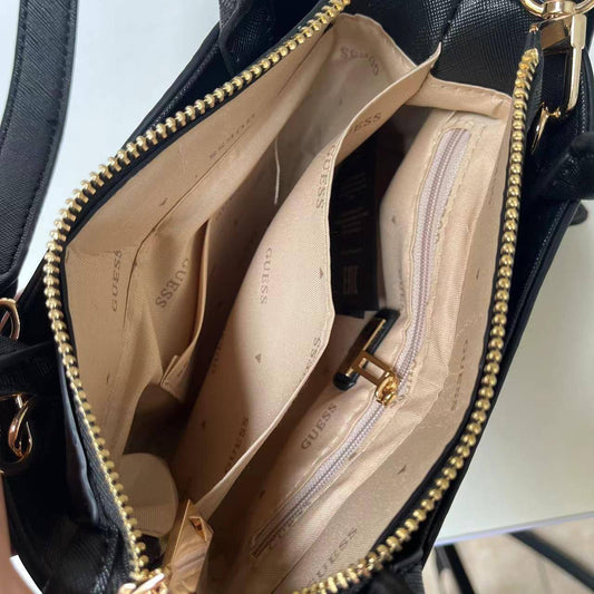 Guess Handbag
Size : 21 * 14 * 7 cm
90 dhs🪙🌺

with box🎁

Zain115
♥️♥️♥️