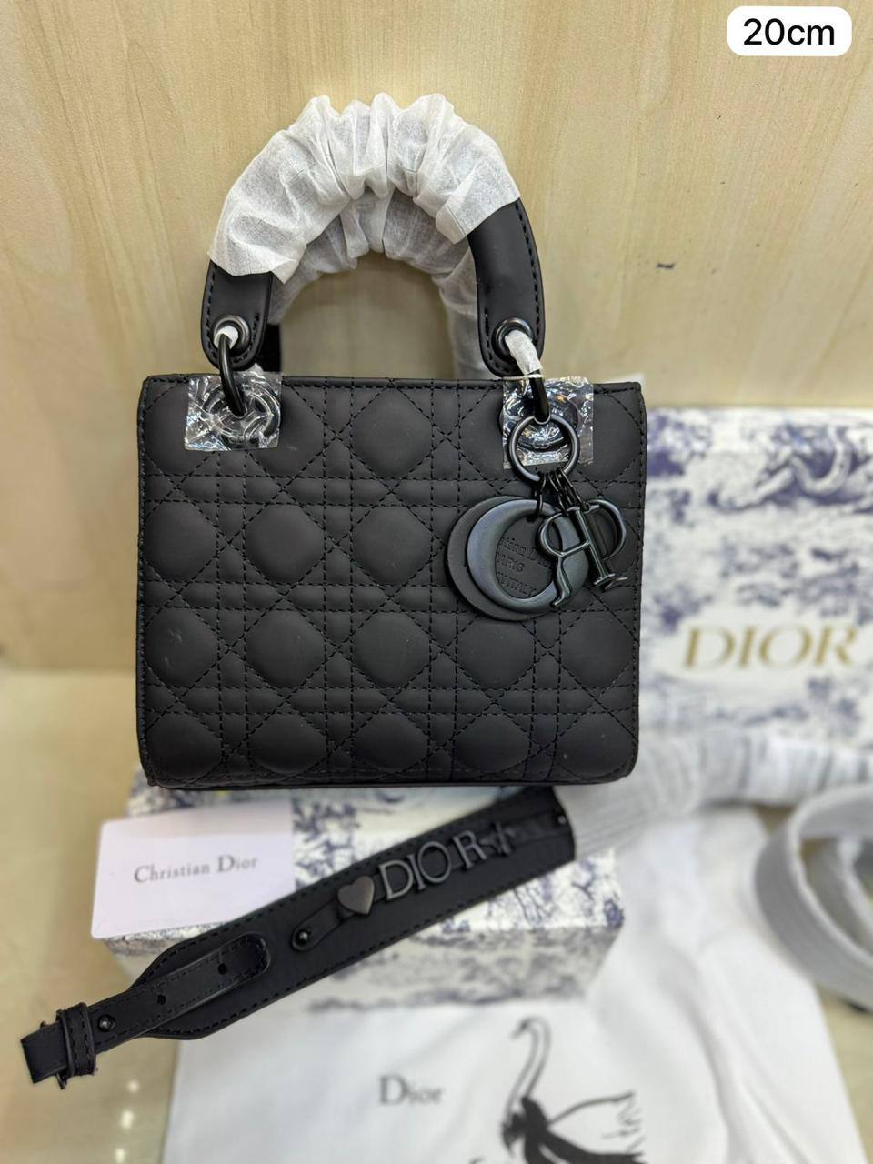 💎 Lady  Dior 
1️⃣ First Quality +🎁
Size: 20 * 17 cm
105 dhs🪙🌨️
with Box🎁

Zain115
♥️♥️♥️
