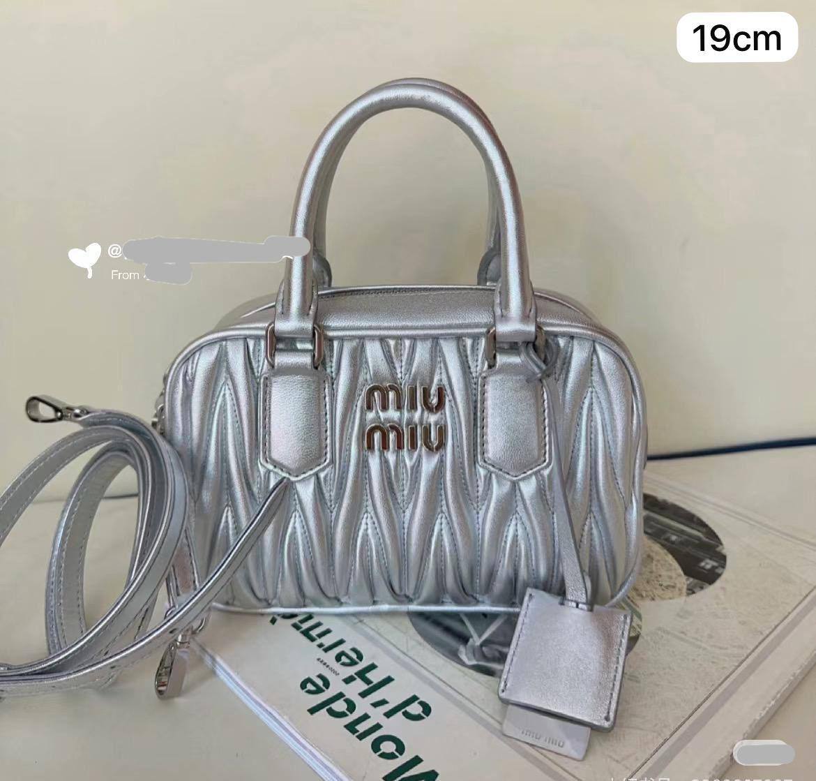 🎉 Offer 🎊  Miumiu Fashion
Good quality +🎁
Size : 23 ~ 19 * 13  cm
70 dhs🪙🖤
with box🎁
Limit Stock

Zain115
♥️♥️♥️