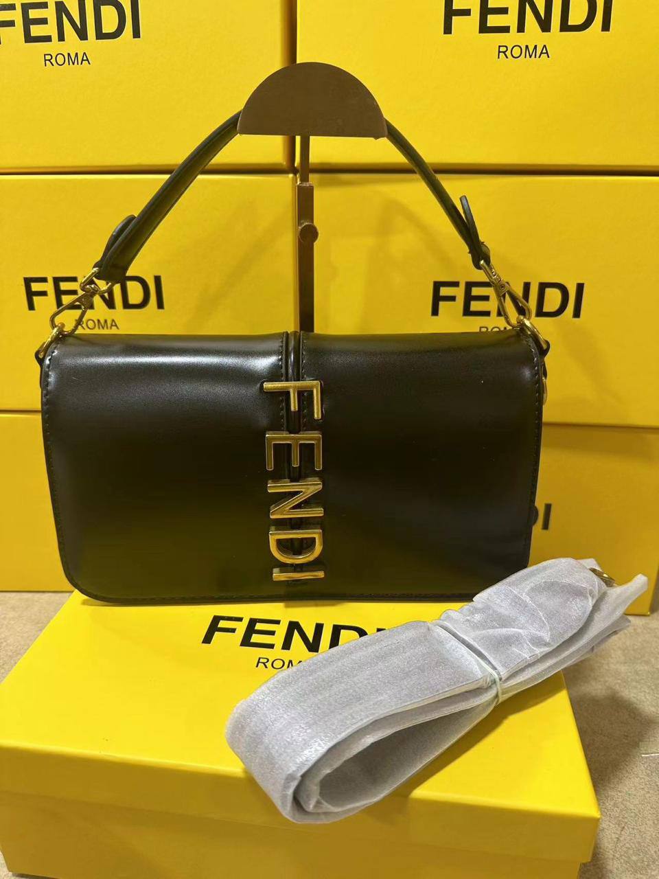 Fendi

1️⃣ First quality +🎁

Size : 25 * 14 cm
90 dhs🇦🇪🇦🇪

with box 🎁
Zain115
♥️♥️♥️