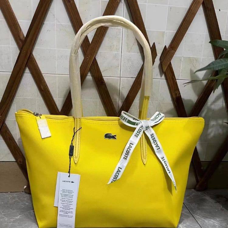 Lacoste
45 dhs🪙🖤
size 43×28×12cm

Zain42
♥️♥️♥️