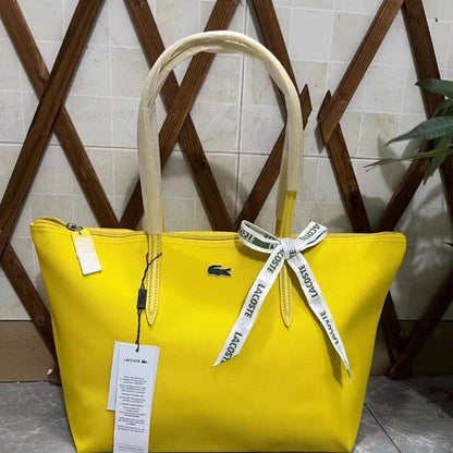 Lacoste
45 dhs🪙🖤
size 43×28×12cm

Zain42
♥️♥️♥️