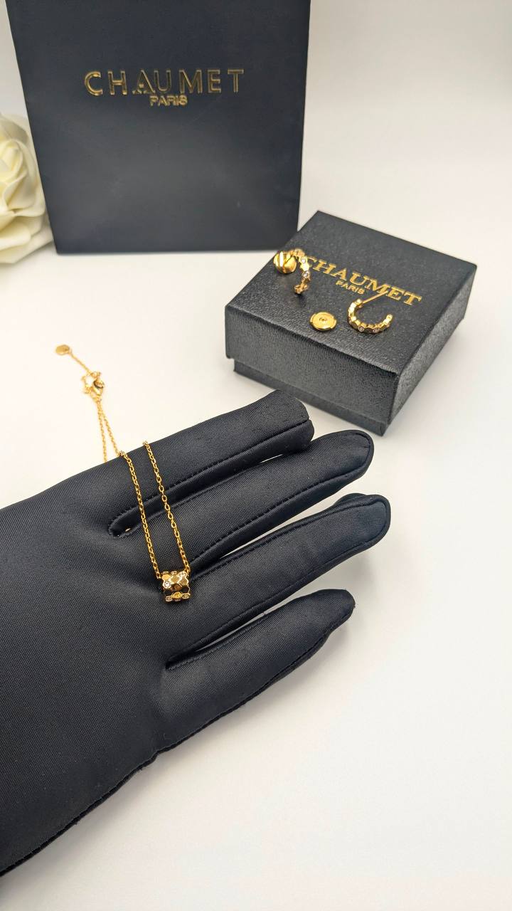 Chaumet
*Master Quality* 
*Necklace & Earrings*
130 dhs✅ with Normal Box 🎁

Zain210
♥️♥️♥️
