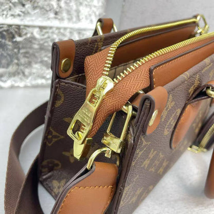 LV
25*14*9cm
75 dhs🪙💕

Zain17
♥️♥️♥️