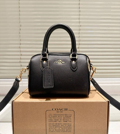 COACH 
NEW CAME GOOD QUALITY 
WITH BOX 
🎁🎁🎁

90 dhs🪙🌨️
SIZE: 18cm

Zain39
♥️♥️♥️