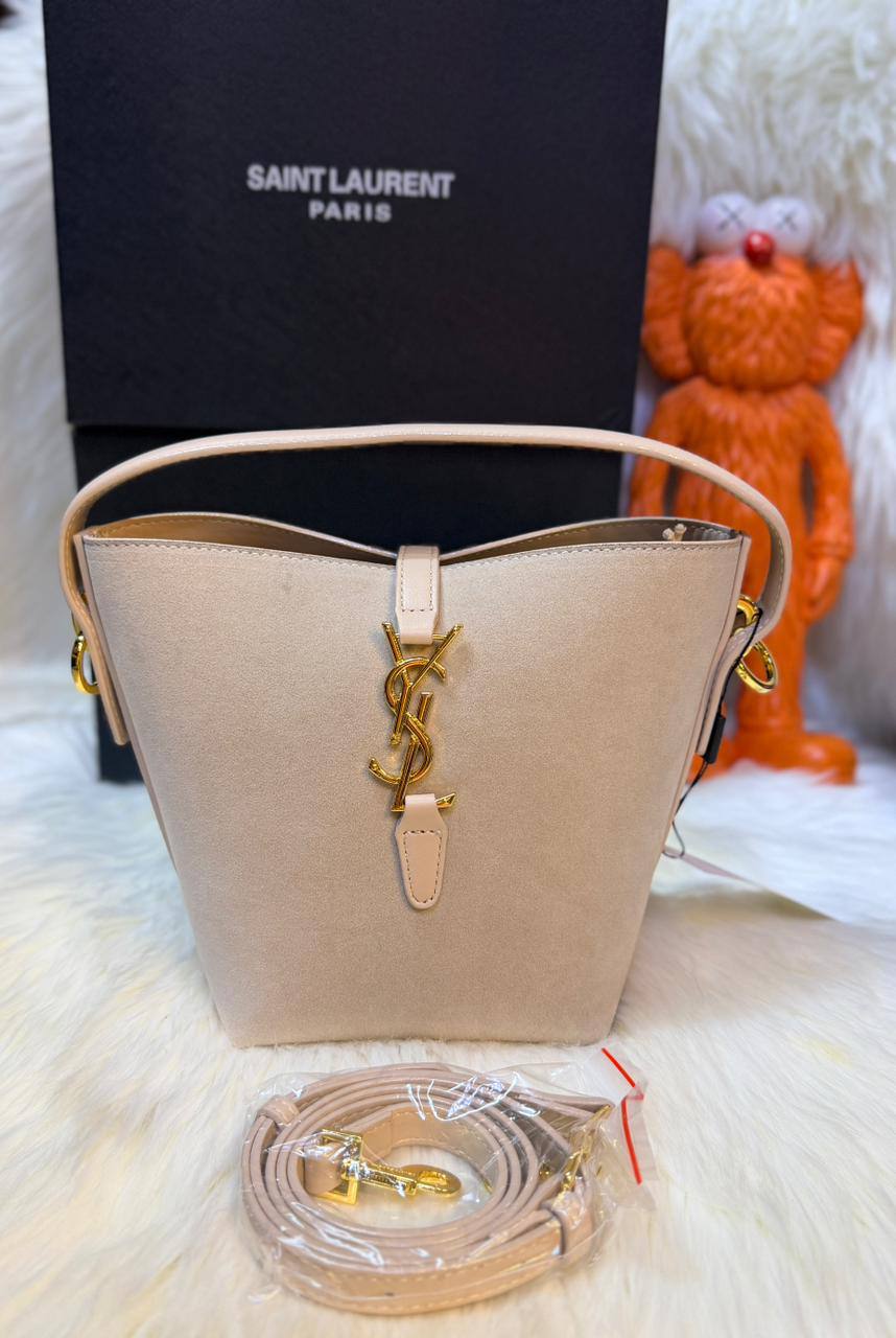 YSL
good quality, 

comes with box, 🎁🎁🎁

size... 22 *18 cm 
95 dhs💓

Zain12
♥️♥️♥️