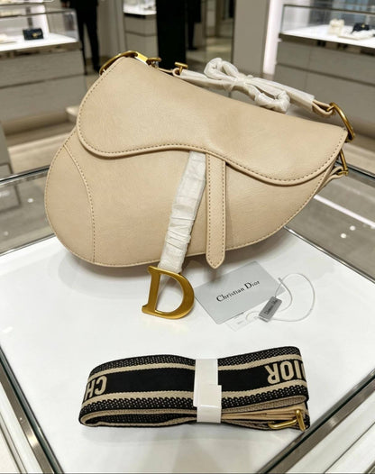 Dior
100 dhs✅
small size:19*5.5*15.5
Wear leather shoulder straps

110 dhs✅
Big size:25*6.5*19
Knitted shoulder straps
with box
Good quality, all hardware is thickened

Zain07
🌺🌺🌺