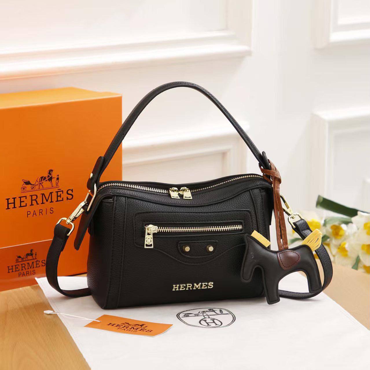HERMES ✨
Good quality 
Size 22cm

100 dhs✅

With box 📦

Zain70
♥️♥️♥️