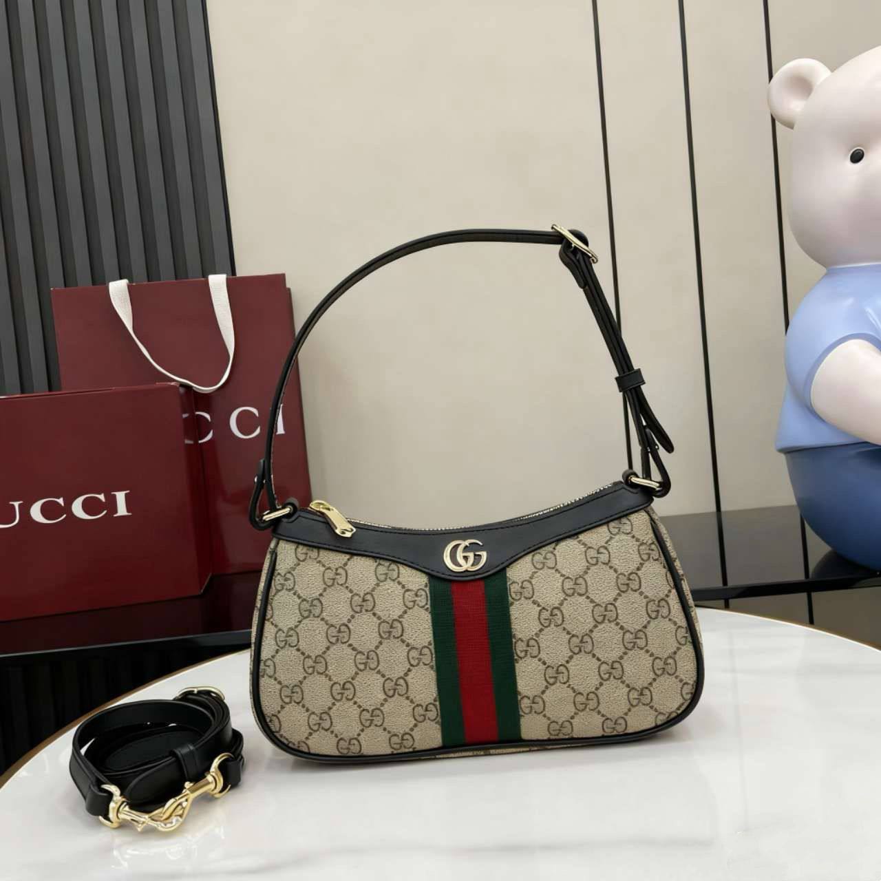 GUCCI 
GOOD QUALITY 

WITH BOX 
🎁🎁🎁

95 dhs✅

Zain39
♥️♥️♥️
