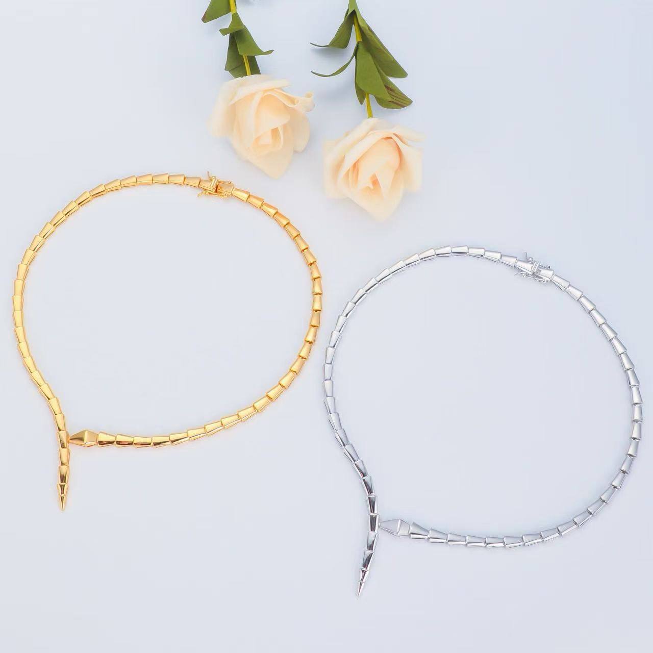 BVLGARI SET❤️‍🔥*
Necklace ✨
Earring 🐦‍🔥
Bangle 💥
Ring 💍 available size 👇
6,7,8,9
Master quality 💯
With normal boxes 🗃️ 
320 dhs✅
With master box 📦 
370 dhs✅

Zain216
♥️♥️♥️
