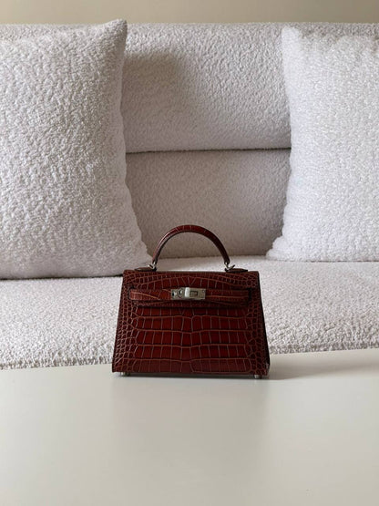 Hermes
minikelly 19cm💕master quality😍with box❤️
510 dhs✅🇦🇪

Zain52
♥️♥️♥️