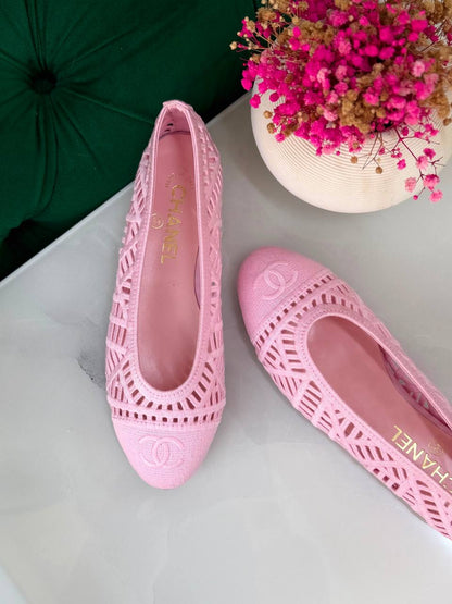 Chanel 
Vip quality 
Size:36 to 41
450 dhs🇦🇪🇦🇪

Zain113
♥️♥️♥️