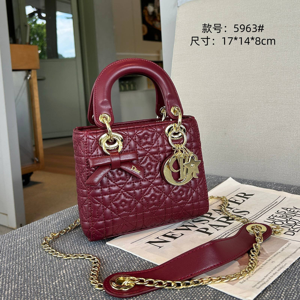 DIOR

best quality 
with box
130 dhs🇦🇪🇦🇪🇦🇪

size17CM
Zain290
♥️♥️♥️