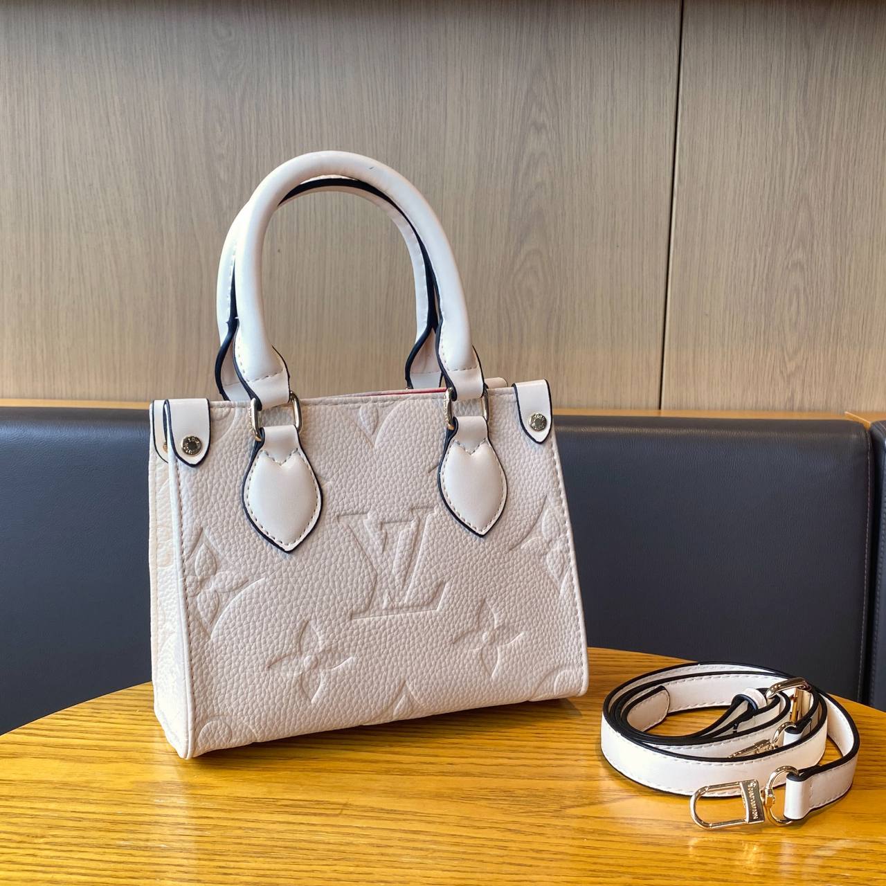 LV
Best quality 

with box’s🎁

90 dhs✅
size 26 cm

Zain290
♥️♥️♥️
