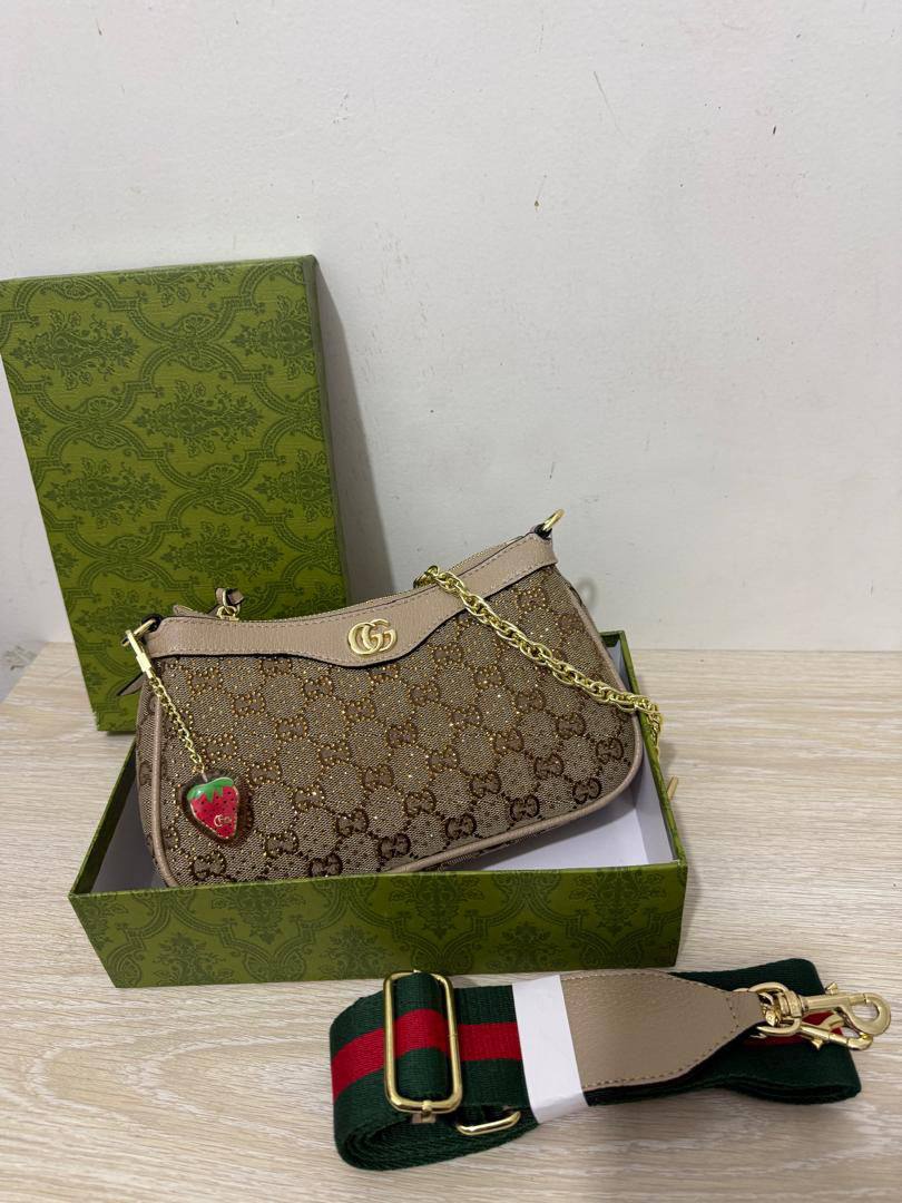 Gucci
100 dhs✅
Good-quality 

with box
🎁🎁🎁

Zain39
♥️♥️♥️