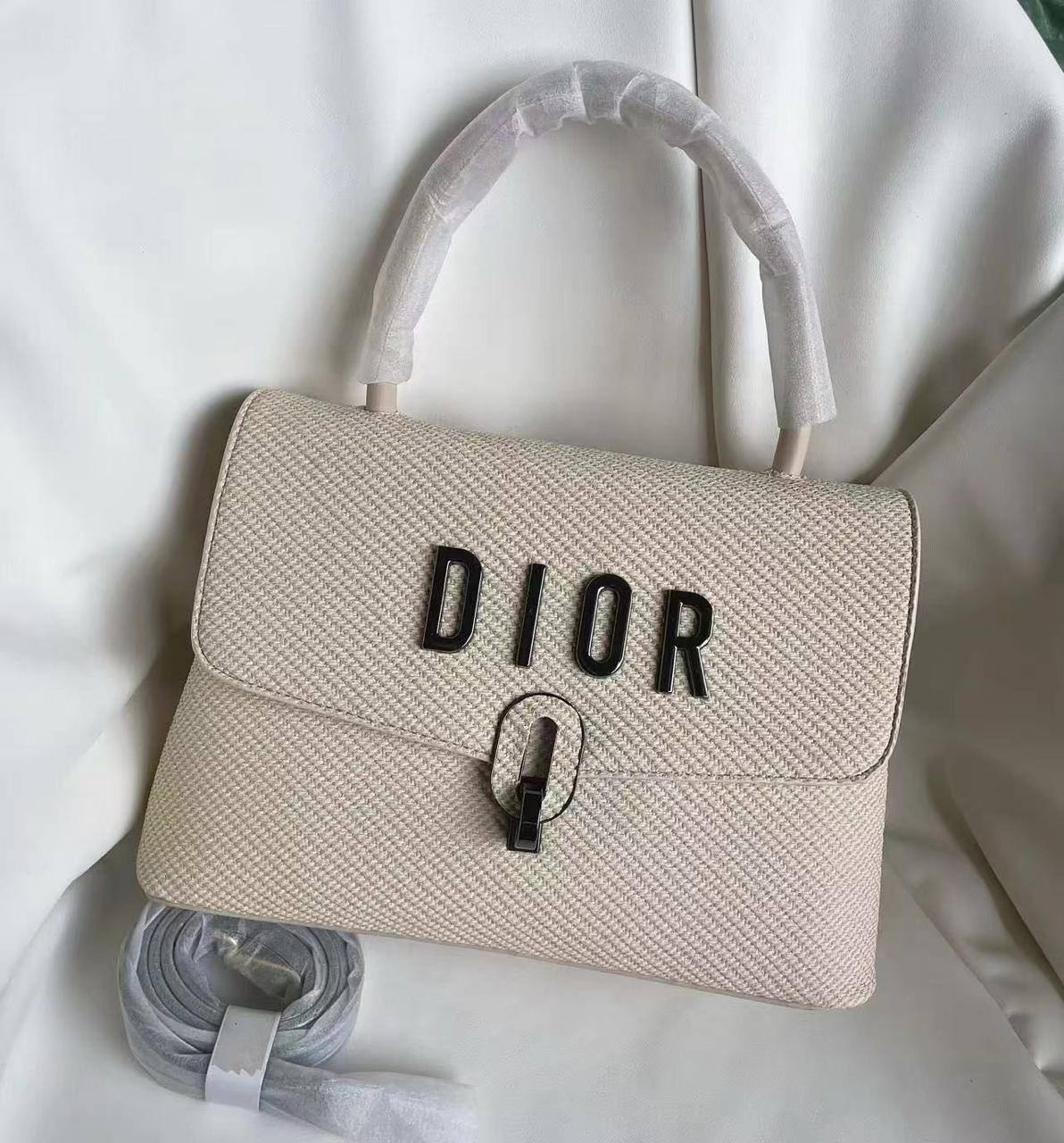Dior
95 dhs✅

Zain143
♥️♥️♥️