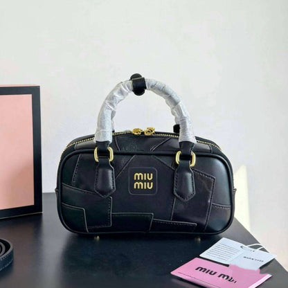 MIU MIU 

COPY ONE NEW CAME 
WITH BOX 
🎁🎁🎁

220 dhs💓
（leather)

Zain39
♥️♥️♥️