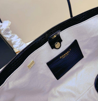 CHANEL COPY ONE 
NEW CAME 
210 dhs🇦🇪🇦🇪
SIZE: 35cm

Zain295
♥️♥️♥️