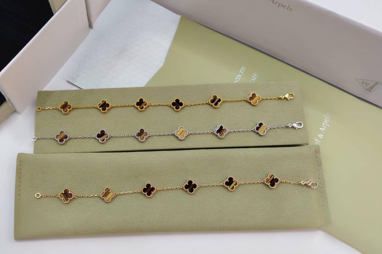 VCA ❤️‍🔥*
Mini bracelet 🦋
6 flower 🌹 
Master quality 💯
With normal boxes 📦 
50 dhs❣️
With master box 🗃️ 
90 dhs❣️

Zain216
♥️♥️♥️