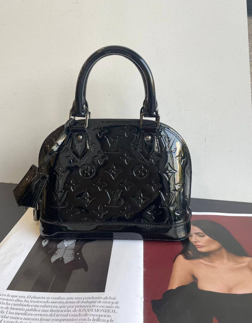LV 
90 dhs✅

with box
🎁🎁🎁

size 24×11×18cm

Zain213
♥️♥️♥️