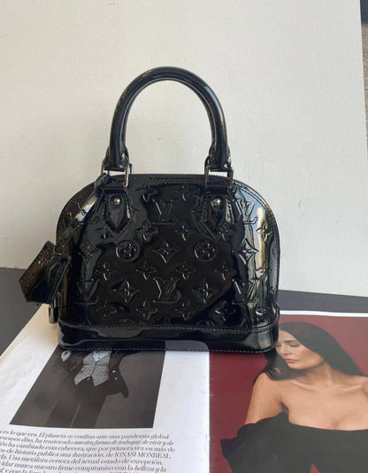 LV 
90 dhs✅

with box
🎁🎁🎁

size 24×11×18cm

Zain213
♥️♥️♥️