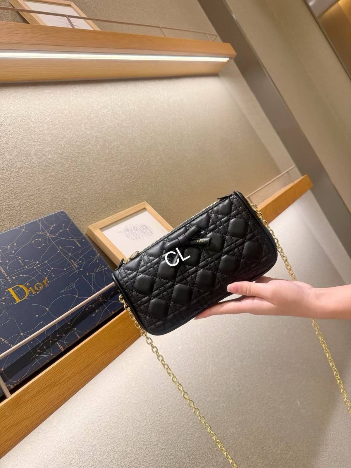 DIOR

Best quality 

with box
size 23CM
100 dhs🇦🇪🇦🇪

Zain290
♥️♥️♥️