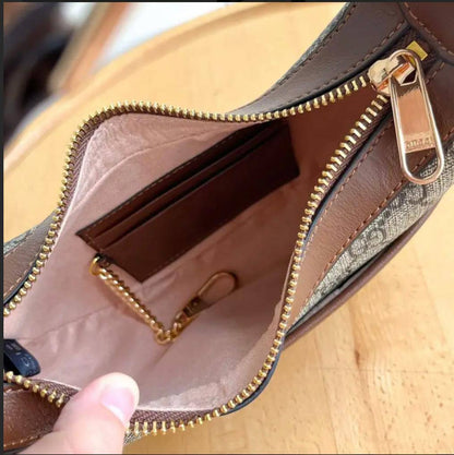 Gucci

95 dhs🪙🌨️

with box
🎁🎁🎁

size 22×5×12cm

Zain213
♥️♥️♥️