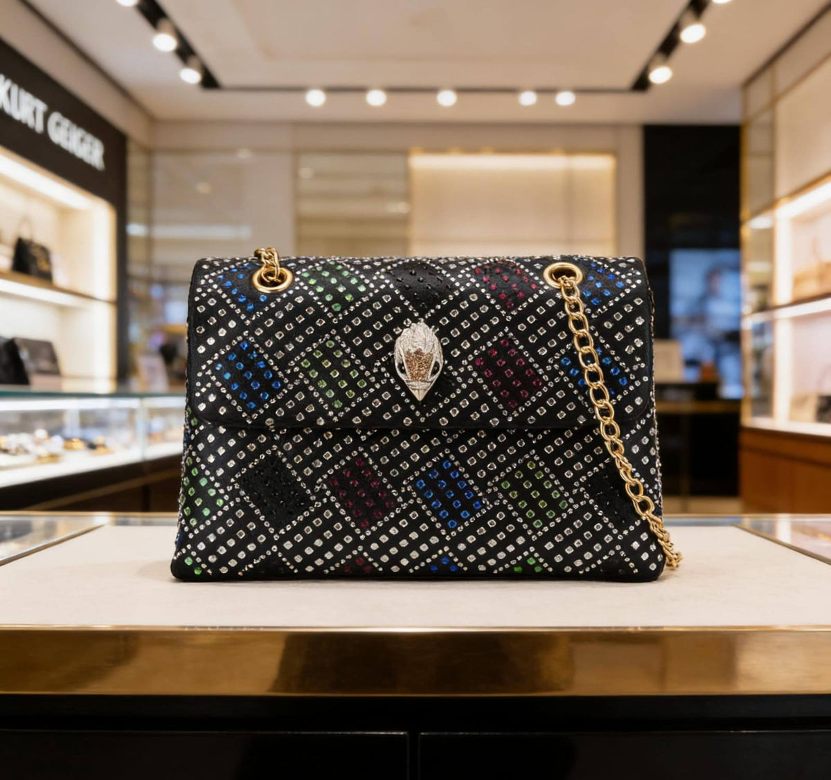 Aigner

115 dhs🇦🇪🇦🇪
Have box

Zain07
♥️♥️♥️