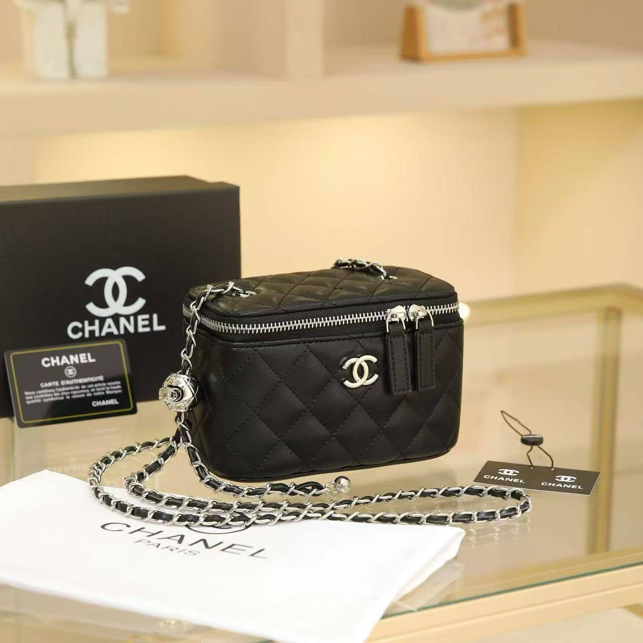 CHANEL 
16cm mirror 
100 dhs✅

with Box
🎁🎁🎁

Zain44
♥️♥️♥️