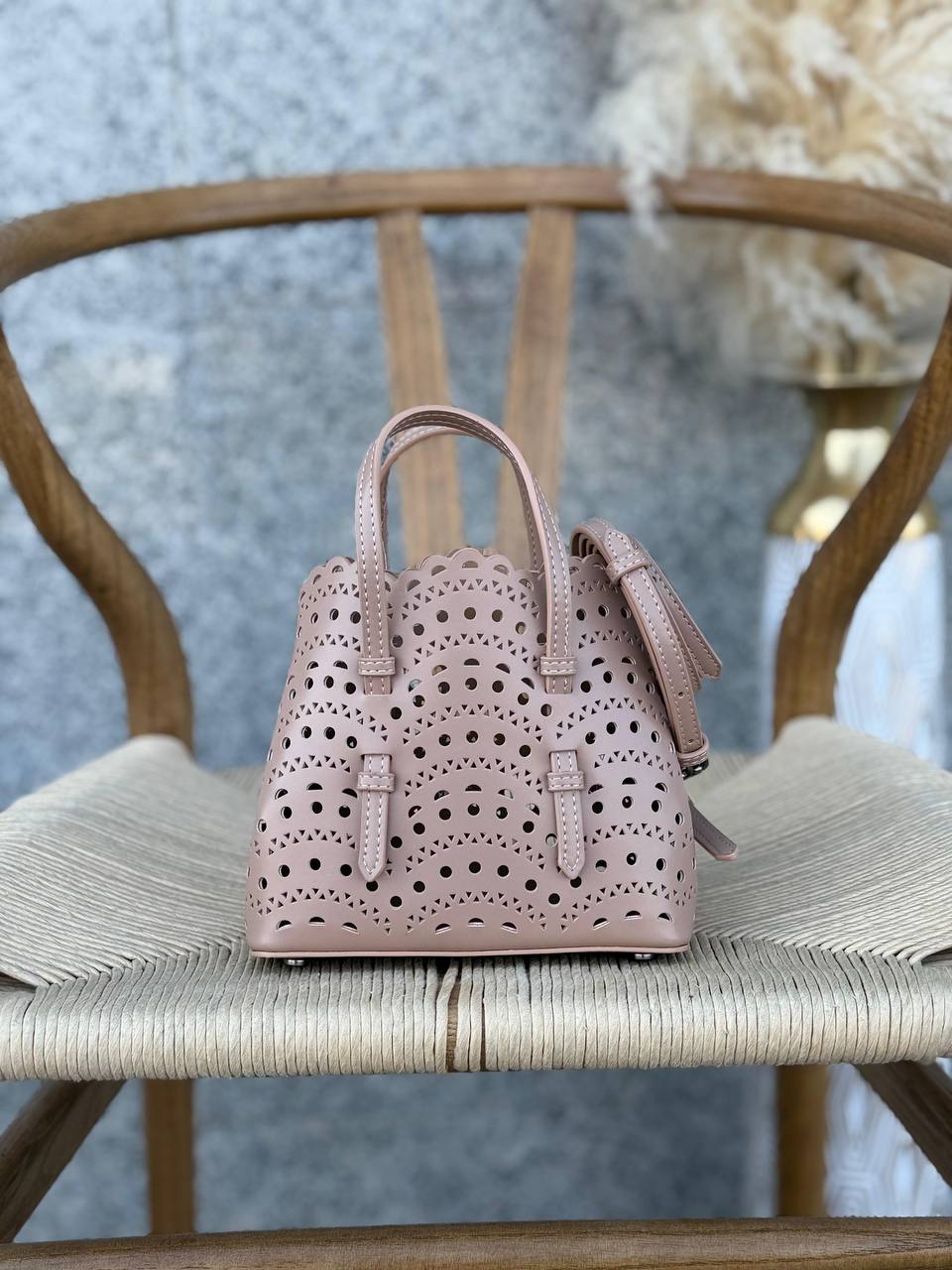 ALAIA
17cm
300 dhs✅
20cm
310 dhs✅
Top quality 
With box🎁

Zain167
♥️♥️♥️