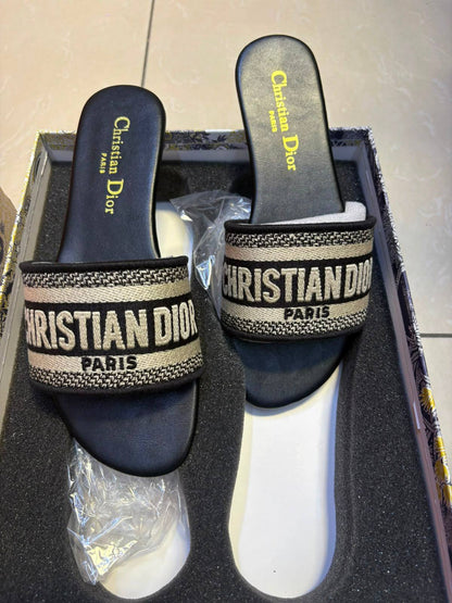 Dior
Size 36-41
75 dhs🇦🇪🇦🇪

Zain145
♥️♥️♥️