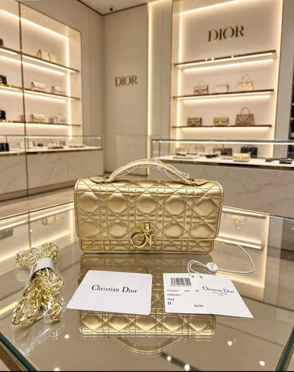 Dior
100 dhs🇦🇪🇦🇪
with box
Size:21*6*11

Zain07
♥️♥️♥️