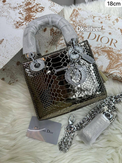 💎 Lady Dior 
1️⃣ First quality +🎁
Logo with diamond💎
Size : 18 * 14 * 7 cm
120 dhs✅
with box 🎁

Zain115
♥️♥️♥️