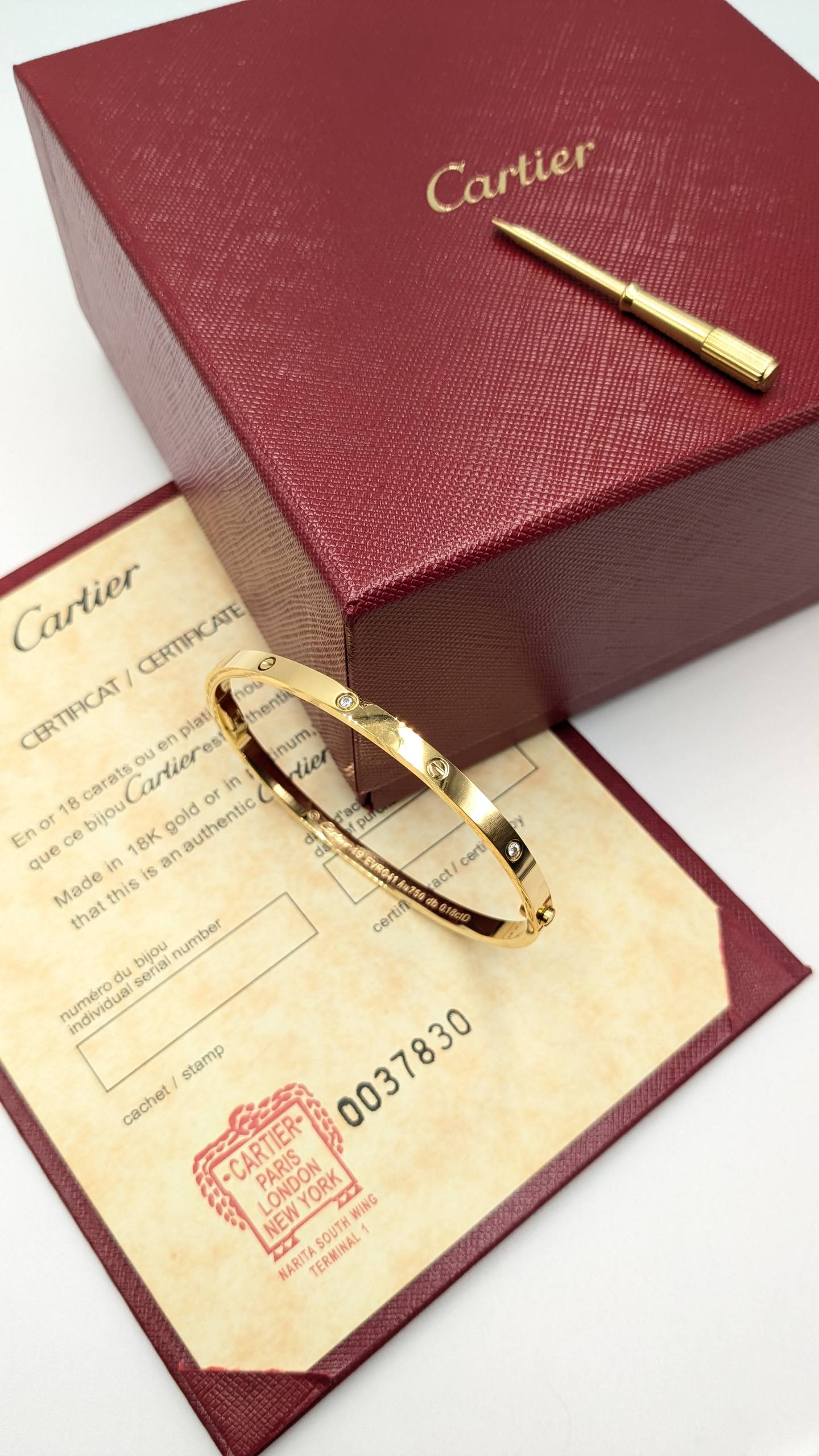 Cartier
*Super Master Quality* 
*Thin Love Braclate*
120 dhs✅ with Normal Box 🎁
150 dhs✅ with Good Box 🎁
190 dhs✅ with Master Box 🎁

Zain210
♥️♥️♥️