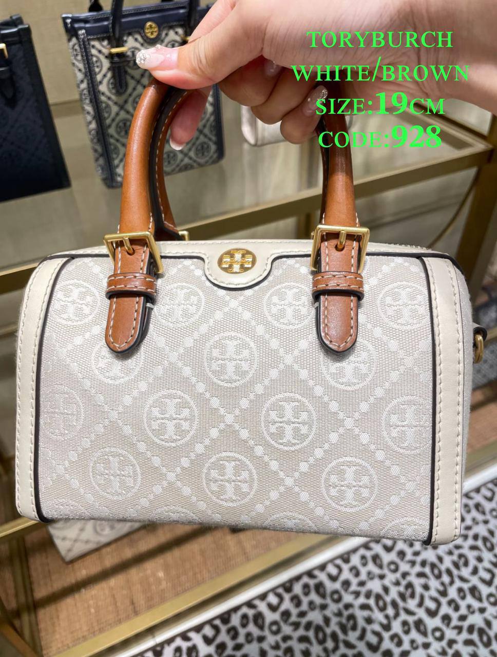 Tory Burch
ᴍɪɴɪ ʙᴀʀʀᴇʟ ʙᴀɢ 
ᴛᴏᴘ ʜᴀɴᴅʟᴇ ᴄʀᴏssʙᴏᴅʏ ʙᴀɢ

ᴡɪᴛʜʙᴏx
🎁🎁🎁

ʟᴇᴀᴛʜᴇʀ 
sɪᴢᴇ:19ᴄᴍ
90 dhs🪙🖤

Zain56
♥️♥️♥️