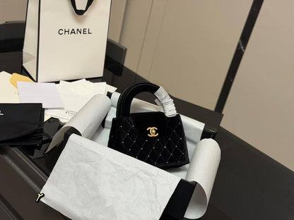 Chanel

With box  
🎁🎁🎁

Size 20cm
230 dhs❤️

Zain189
♥️♥️♥️