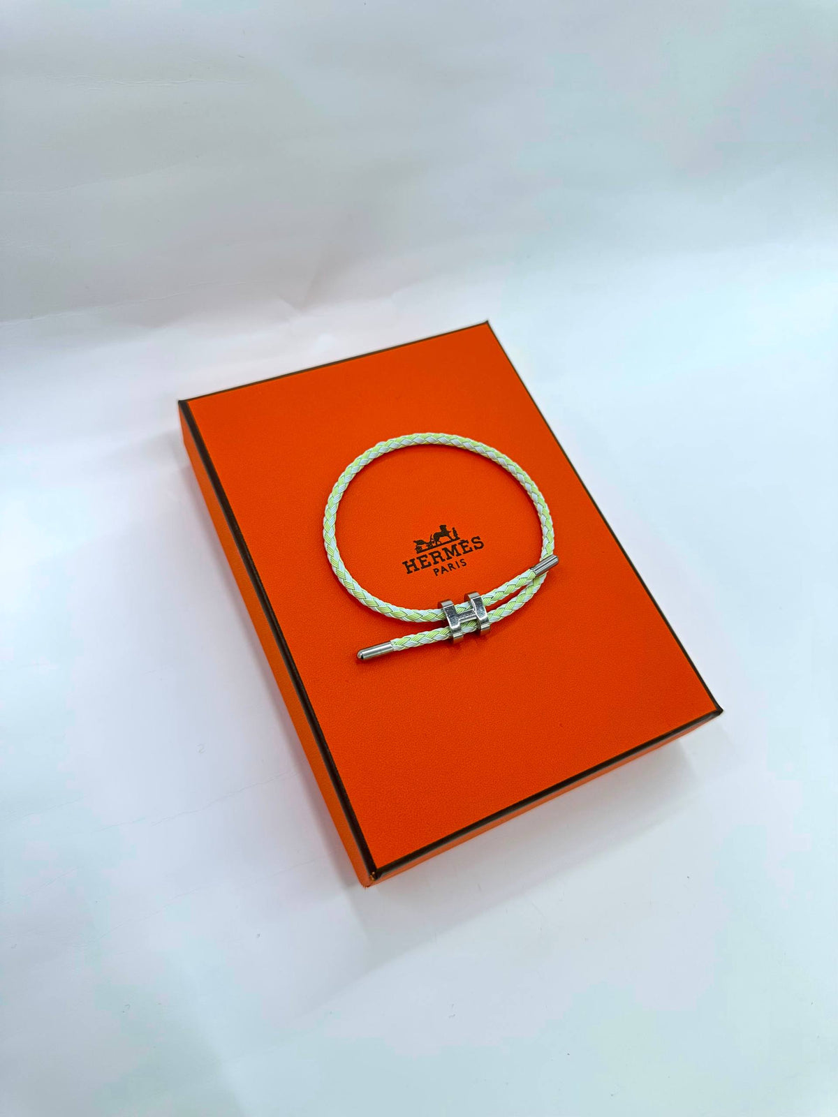 Hermes💫 

Hand band 

20 dhs🇦🇪🇦🇪

With black box 🎁

Zain263
♥️♥️♥️