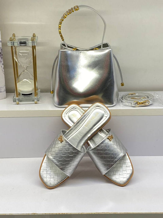 Bag & Slipper Set
160 dhs✅
Size 36…..41

Zain161
♥️♥️♥️