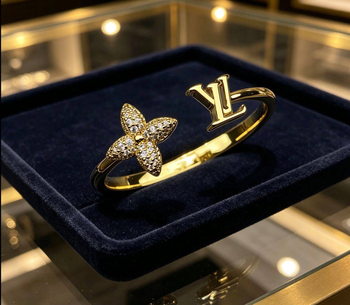 *LOUIS VUITTON 😍*
Bangle 😍
Master quality 💯
With normal boxes 🗃️ 
75 dhs🇦🇪🇦🇪
With master box 📦 
85 dhs🇦🇪🇦🇪

Zain216
♥️♥️♥️