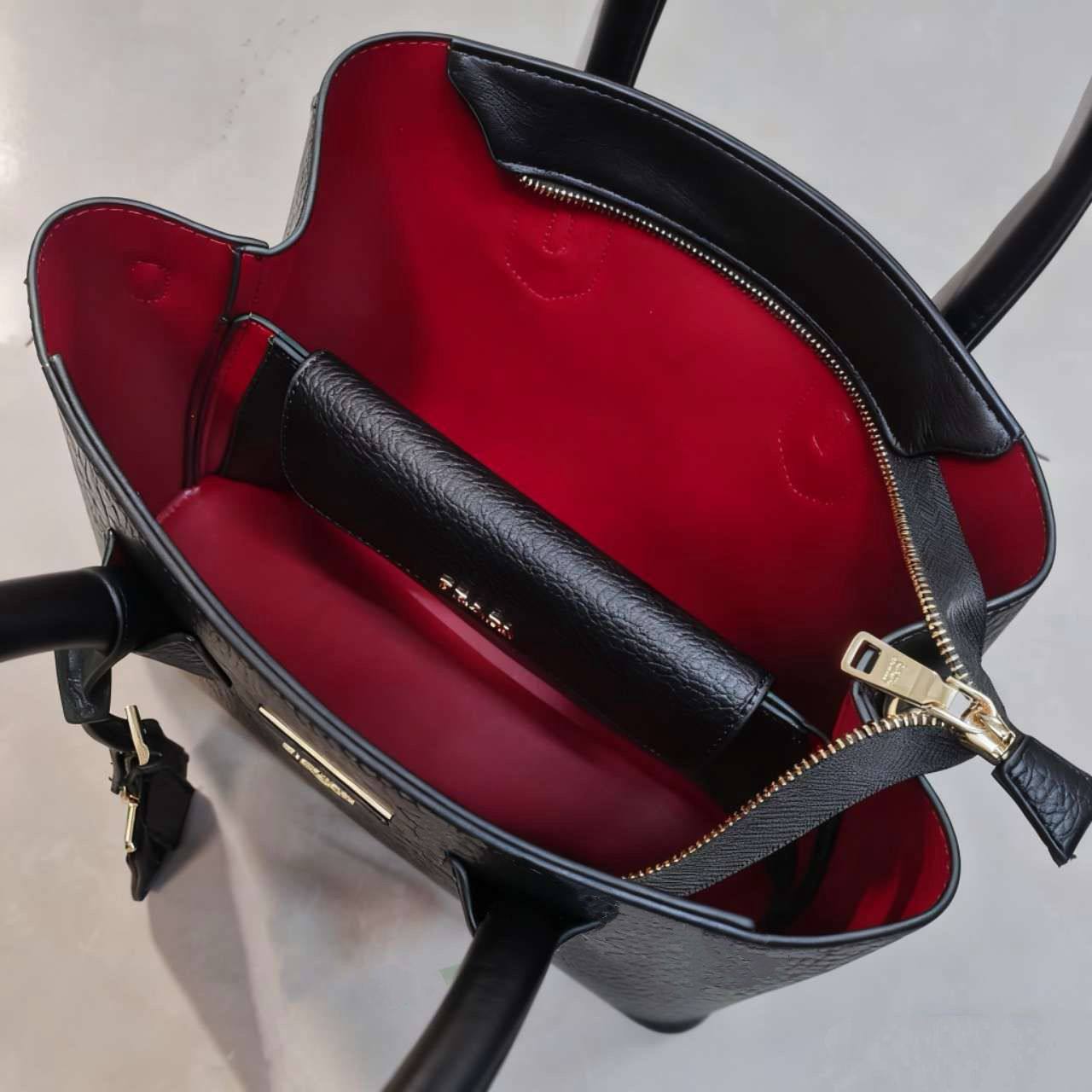PRADA 

GOOD QUALITY 

115 dhs✅

Zain39
♥️♥️♥️