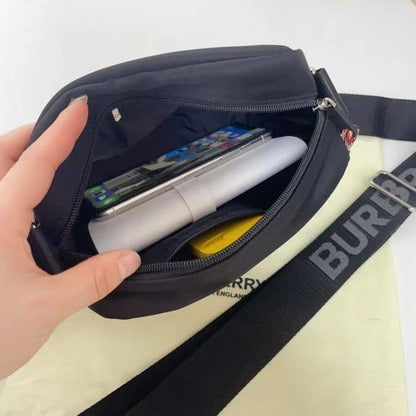 BURBERRY NEW CAME UNISEX GOOD QUALITY WITH BOX 
90 dhs✅

Zain295
♥️♥️♥️