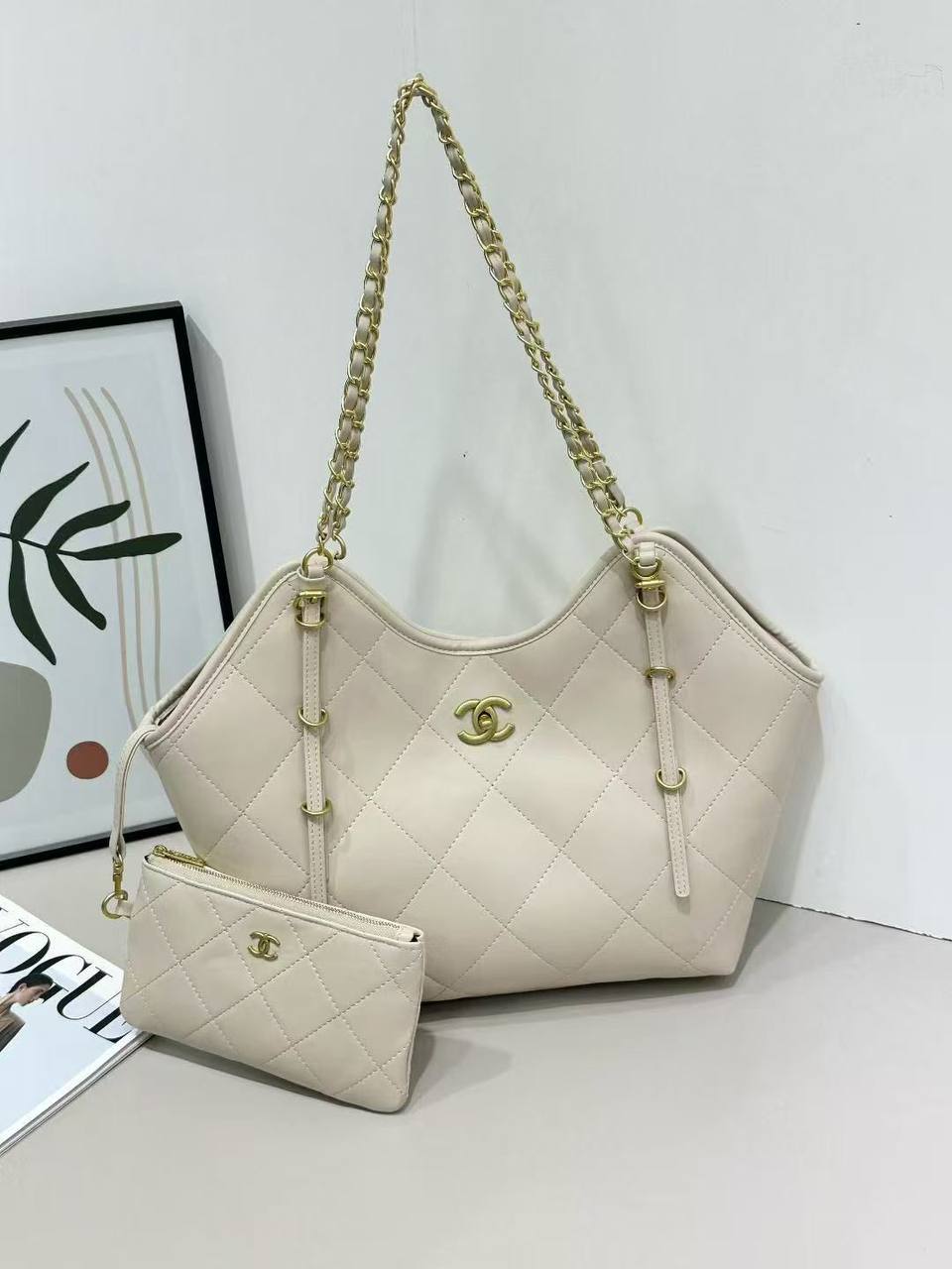 CHANEL 
SIZE  ………31CM🥰
100 dhs🇦🇪

Zain44
♥️♥️♥️
