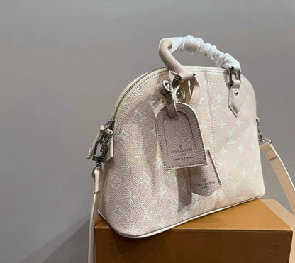 LOUIS VUITTON 

NEW CAME 

MASTER QUALITY 
285 dhs🇦🇪🇦🇪

Zain295 
♥️♥️♥️