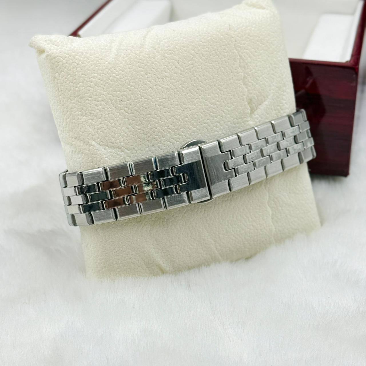 NEW CAME 
MEN WATCH 
PATEX PHILIPPE
GOOD QUALITY 
55 dhs🪙🌨️

Zain40
♥️♥️♥️