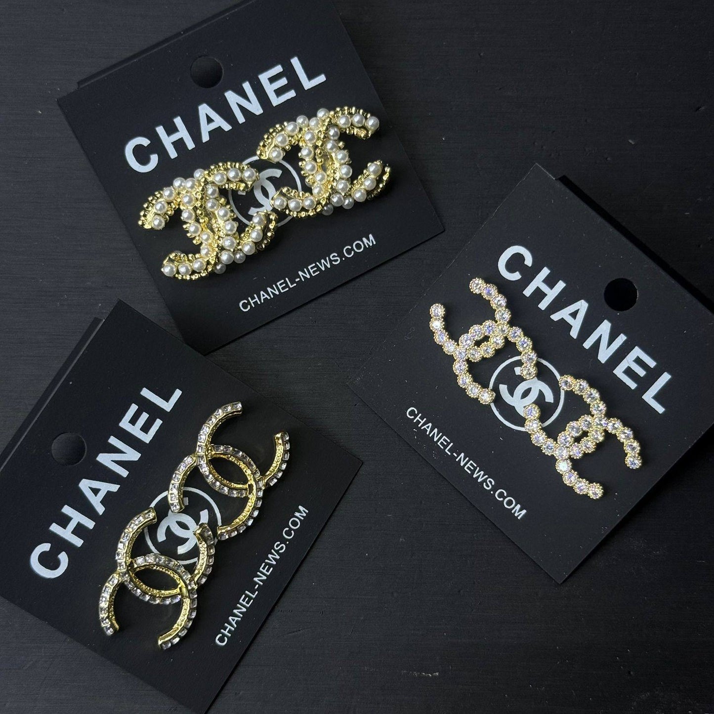 *Earring ❤️‍🔥*
good quality 💯
With black boxes 🗃️ 
20 dhs🗽
With normal boxes 📦 
And paper bag 🛍️
30 dhs🗽

Zain216
♥️♥️♥️