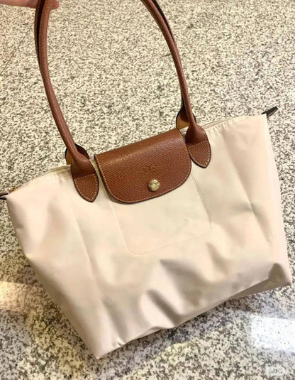 Longchamp long portable

1⃣️First quality

Size: 43 * 29 cm
65 dhs🇦🇪🇦🇪

Zain115
♥️♥️♥️